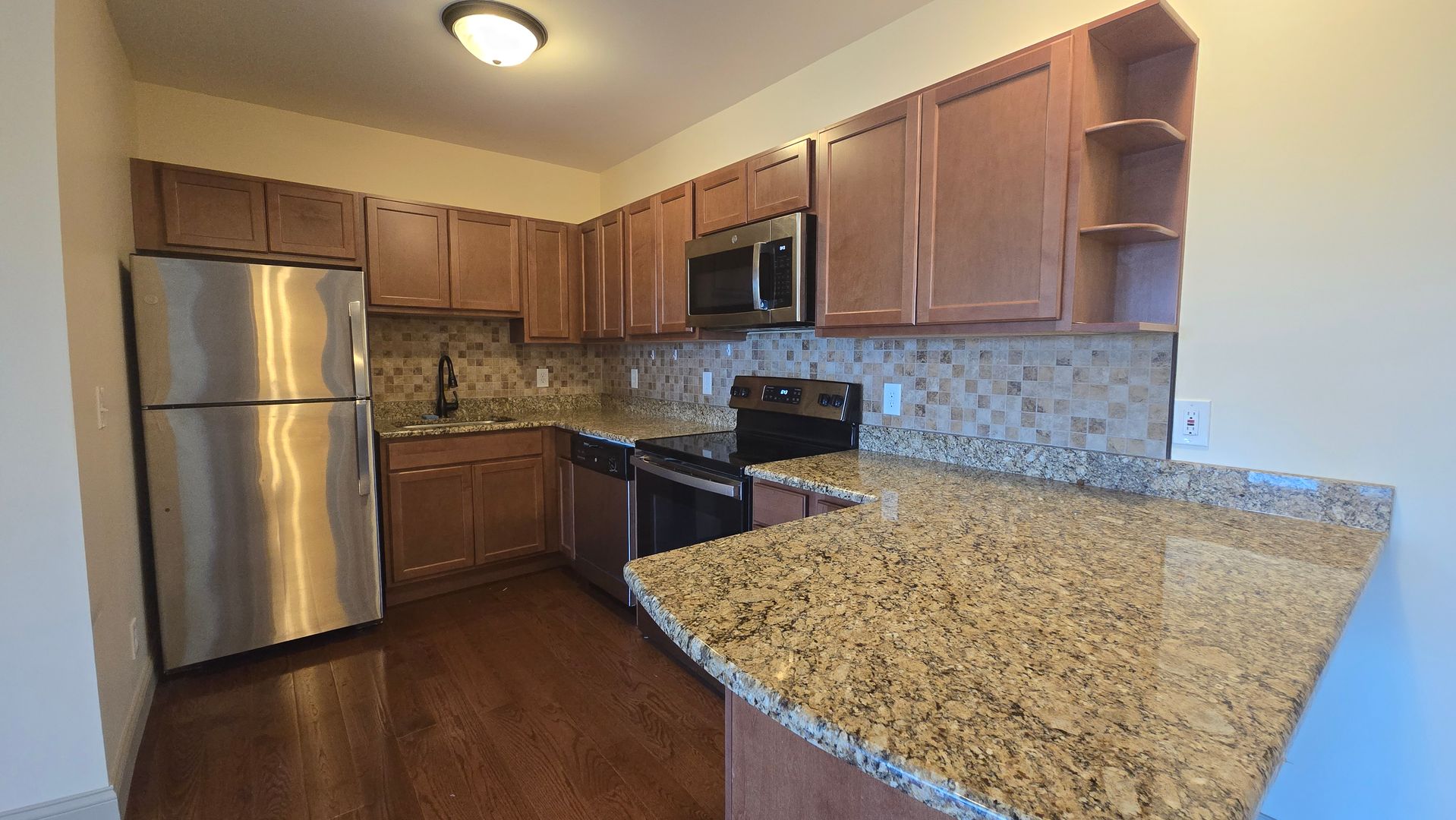 Rockford Apartment: 1404 E State St