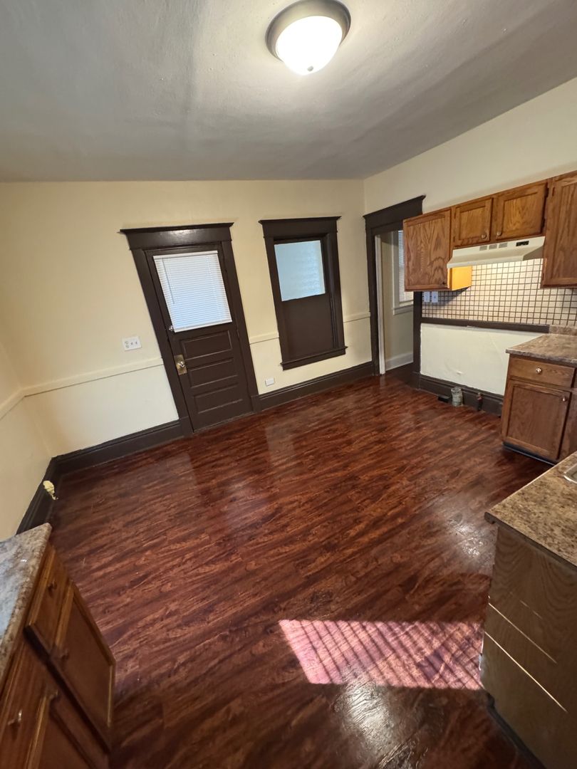 Rockford Apartment: 117-119 S Gardiner Ave