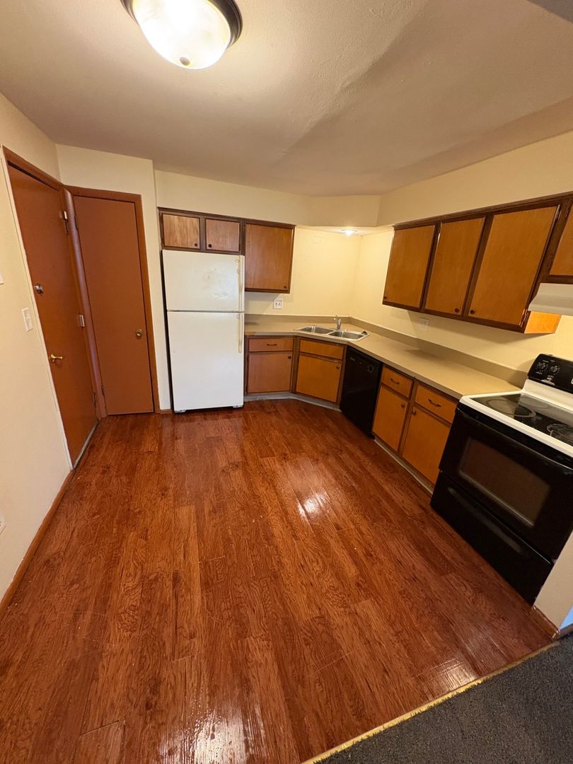 Rockford Apartment: 2305 School St