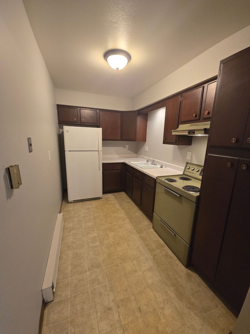 Rockford Apartment: 2425-2505-2513 Wesleyan Ave