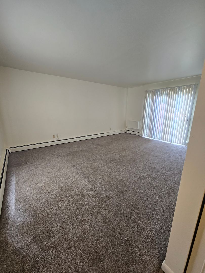 Rockford Apartment: 444 Gramercy Drive