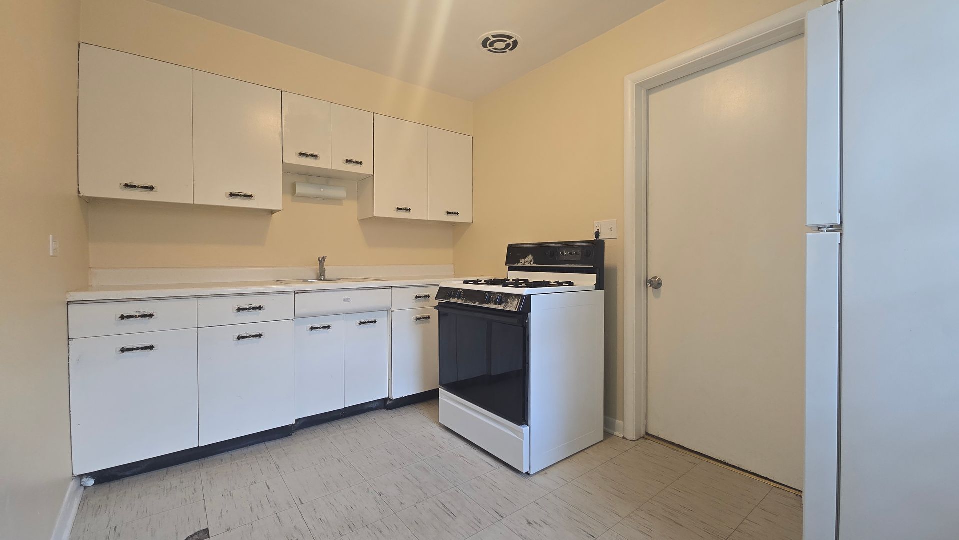 Rockford Apartment: 2213-15 Logan St