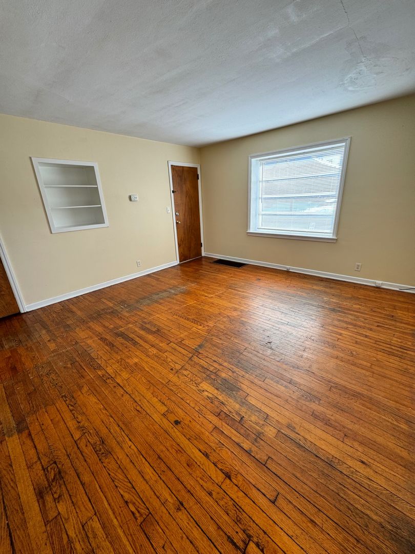 Rockford Apartment: 2307 Auburn St