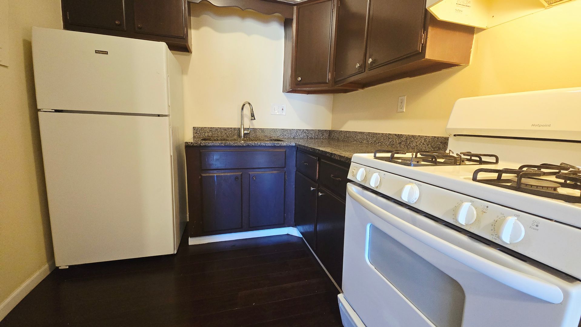 Rockford Apartment: 3627-3631 N Rockton Ave