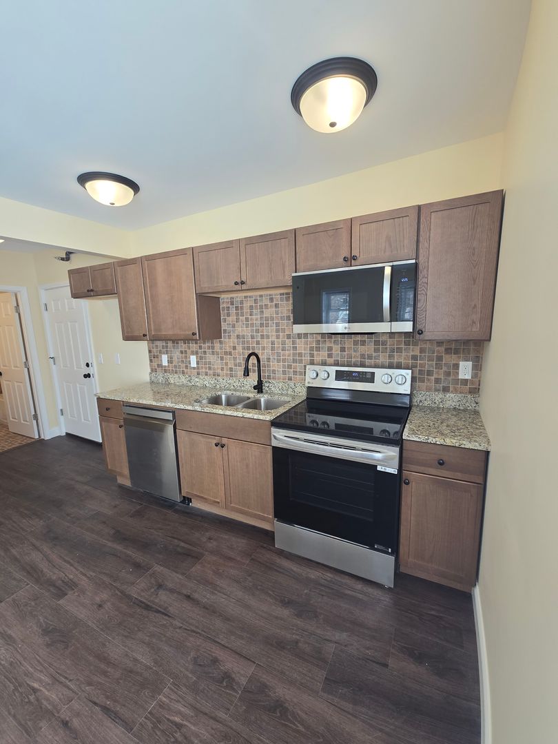 Rockford Apartment: 920 N Church St