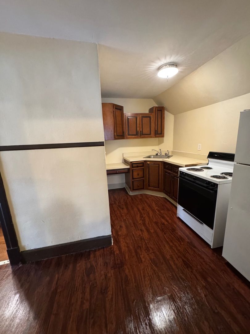 Rockford Apartment: 1118 Revell Ave