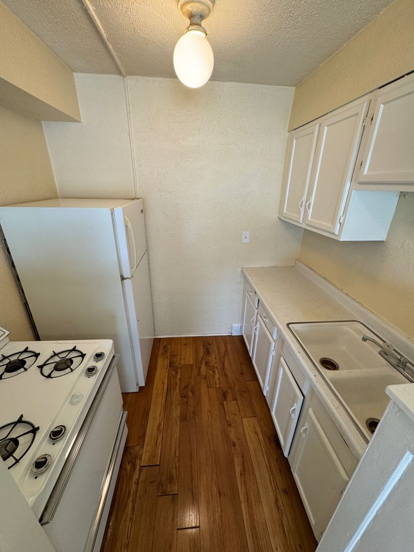 Rockford Apartment: 529 N Main St