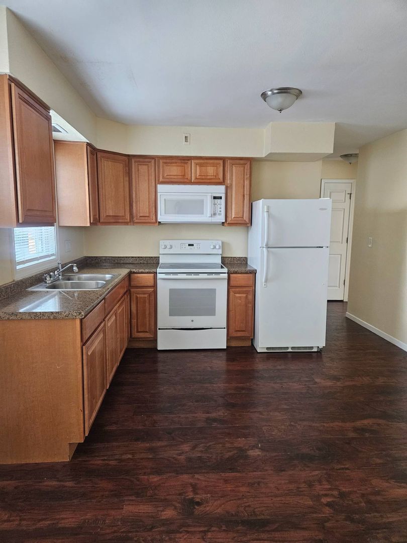 Rockford Apartment: 1904 Auburn St