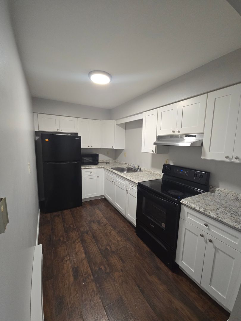 Rockford Apartment: 2425-2505-2513 Wesleyan Ave