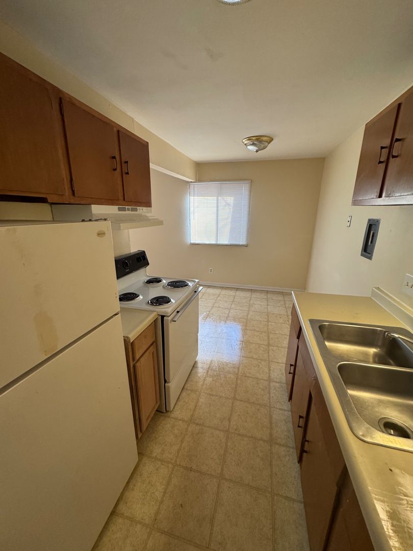 Rockford Apartment: 829 N Court St