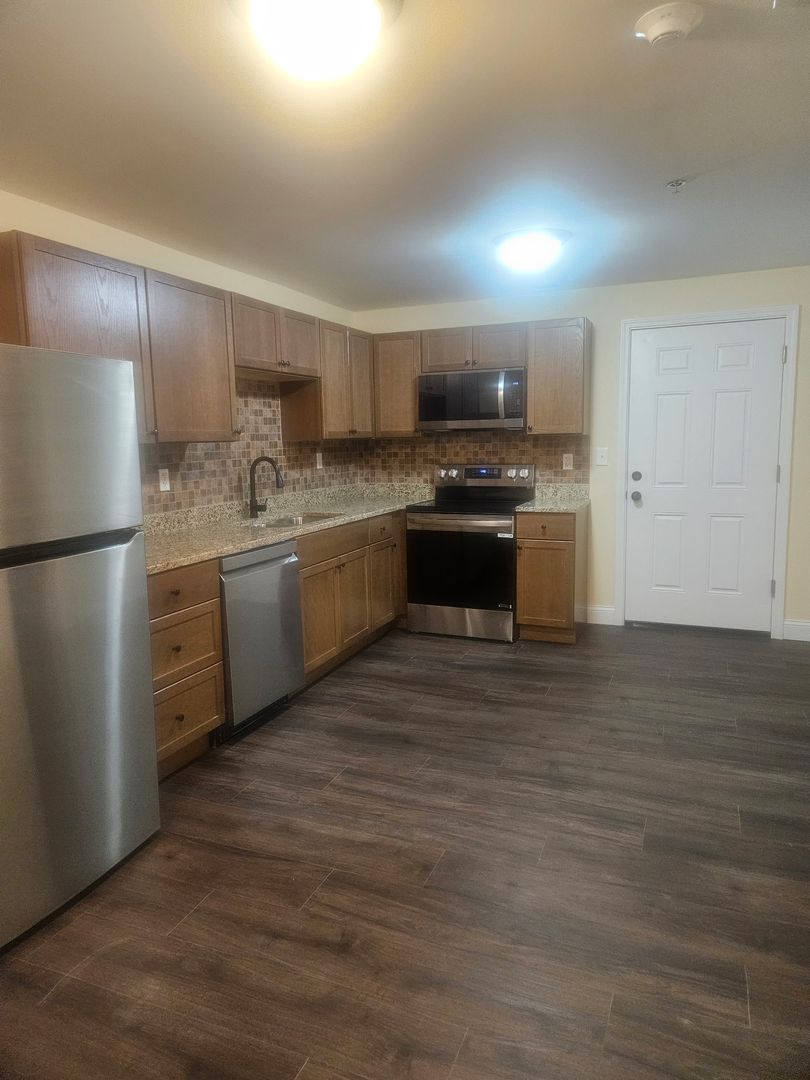 Rockford Apartment: 920 N Church St