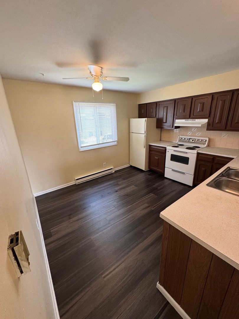 Rockford Apartment: 604 St Louis Ave
