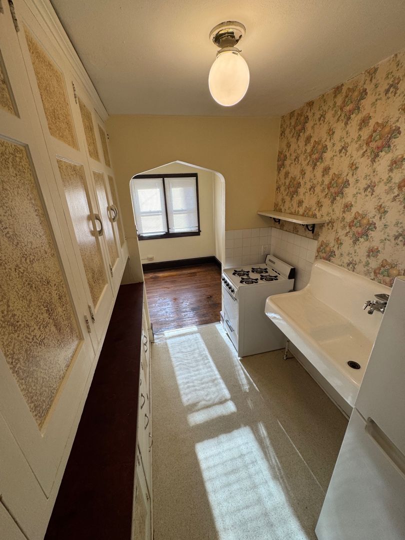 Rockford Apartment: 939 N Church St