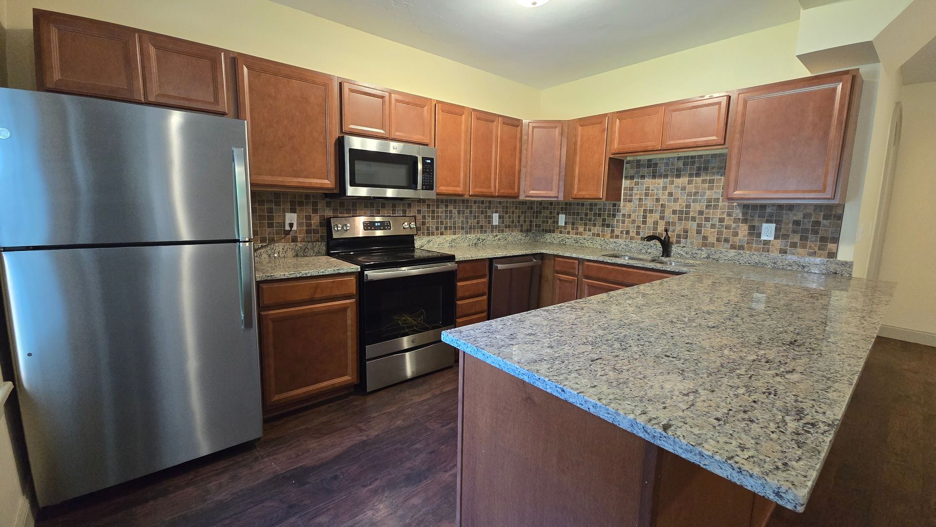 Rockford Apartment: 1416 E State St