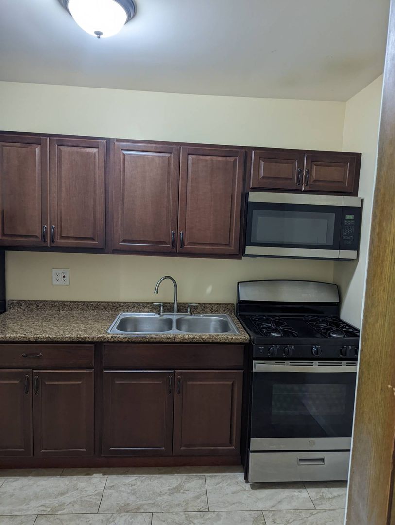 Rockford Apartment: 1319-21 12th St