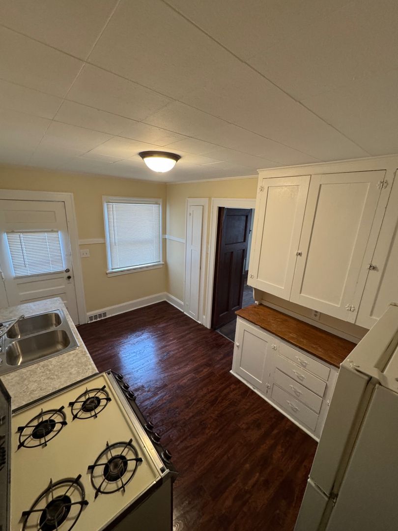 Rockford Apartment: 1421 Crosby St