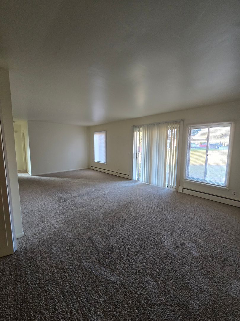 Rockford Apartment: 444 Gramercy Drive