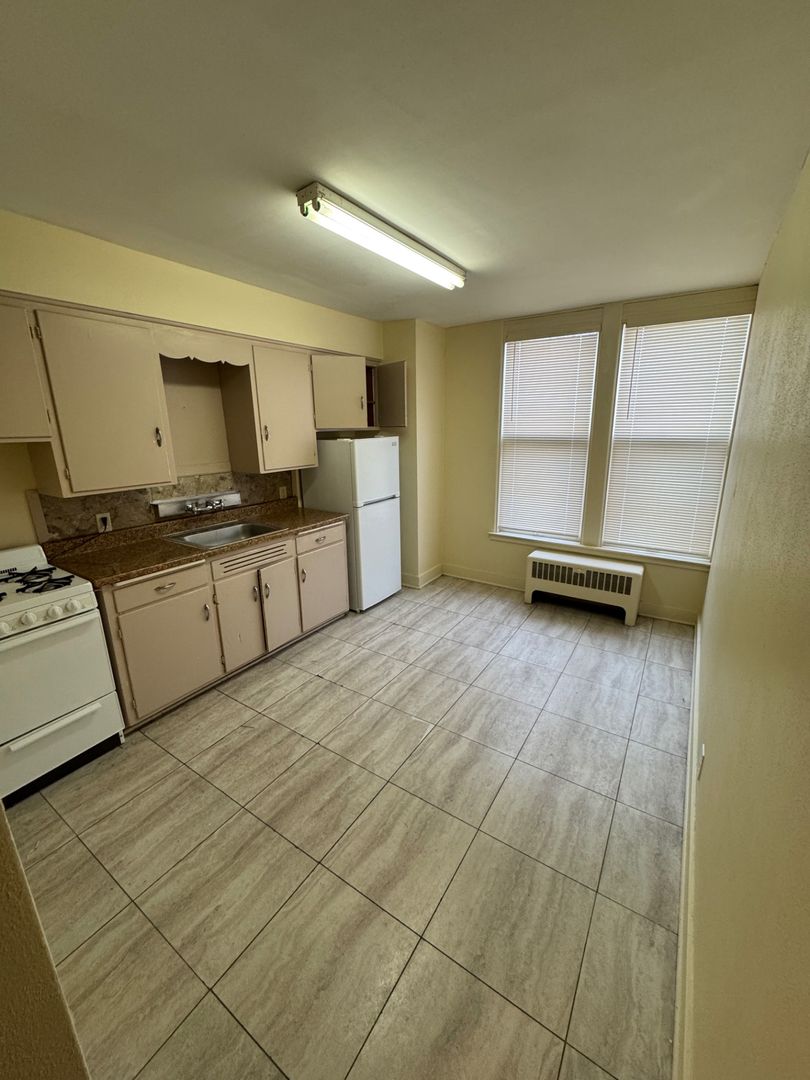 Rockford Apartment: 1904 N Main St