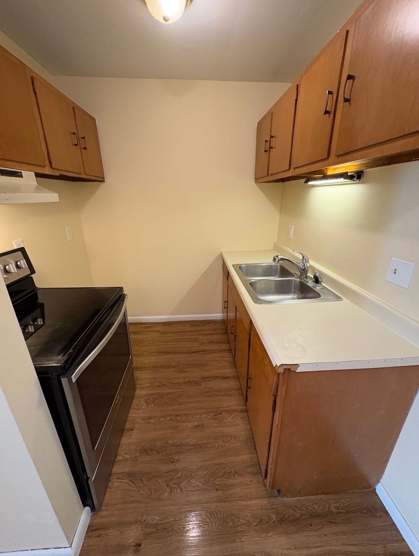 Rockford Apartment: 829 N Court St