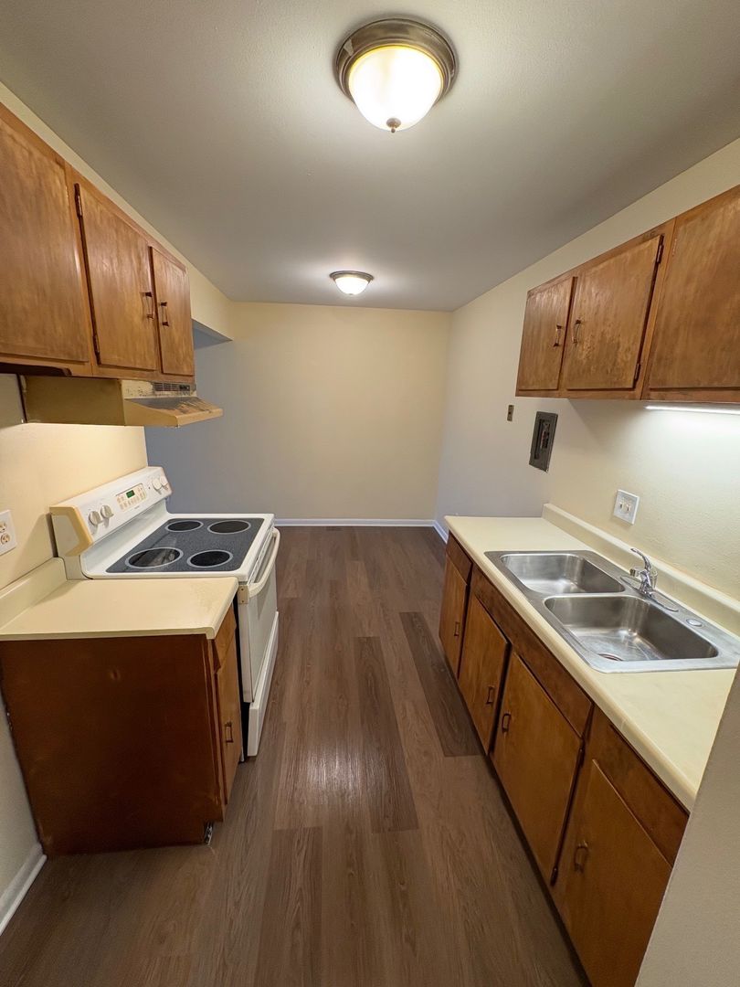 Rockford Apartment: 829 N Court St