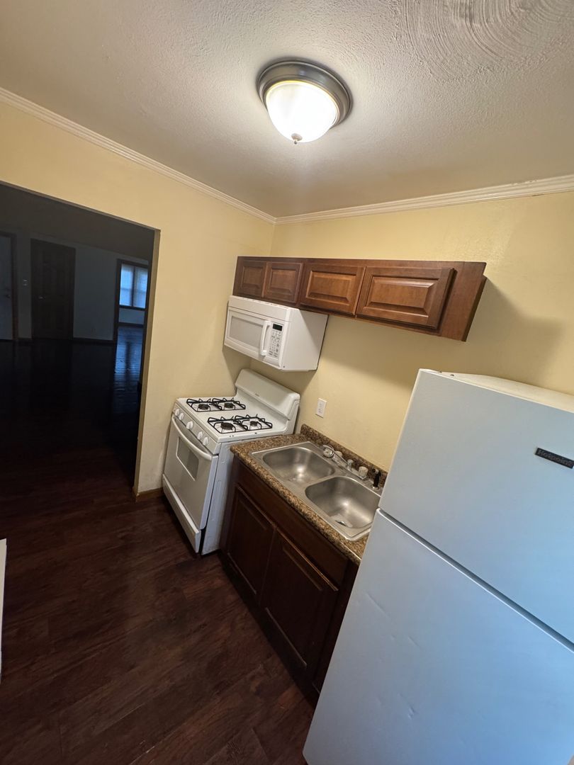 Rockford Apartment: 1228-1230 N Rockton Ave