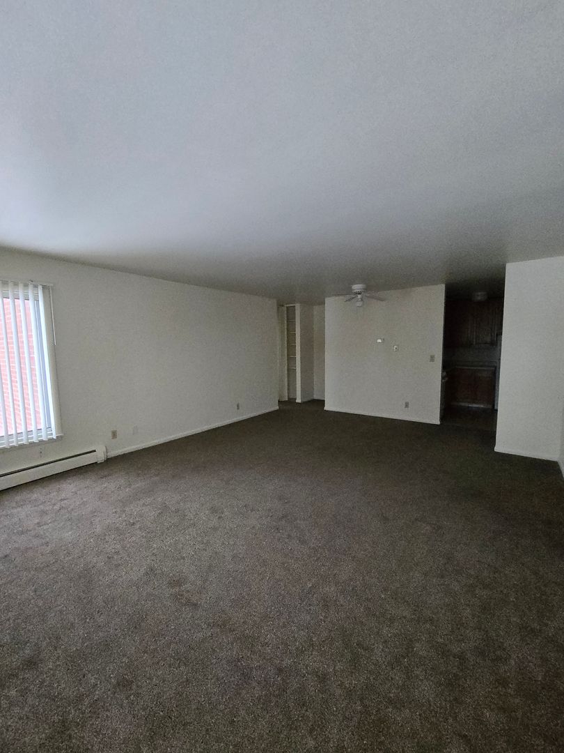 Rockford Apartment: 444 Gramercy Drive