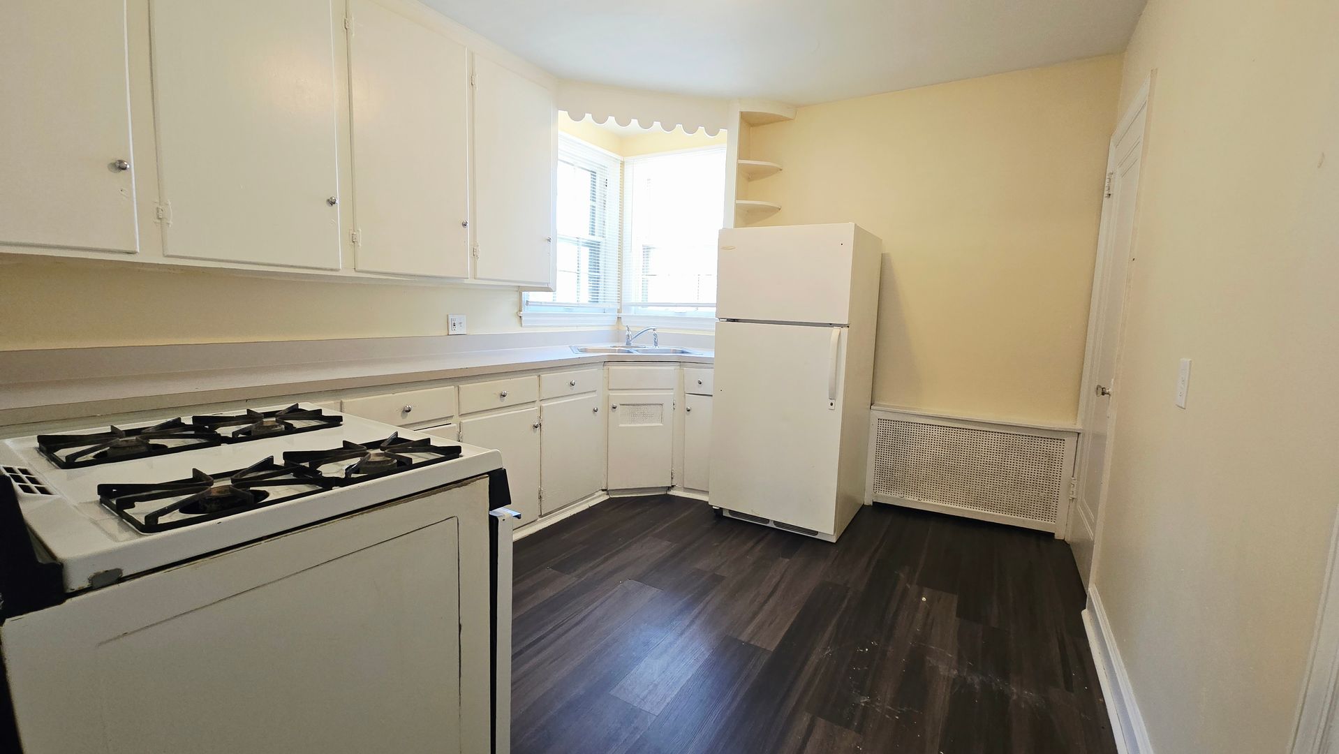 Rockford Apartment: 921 11th St
