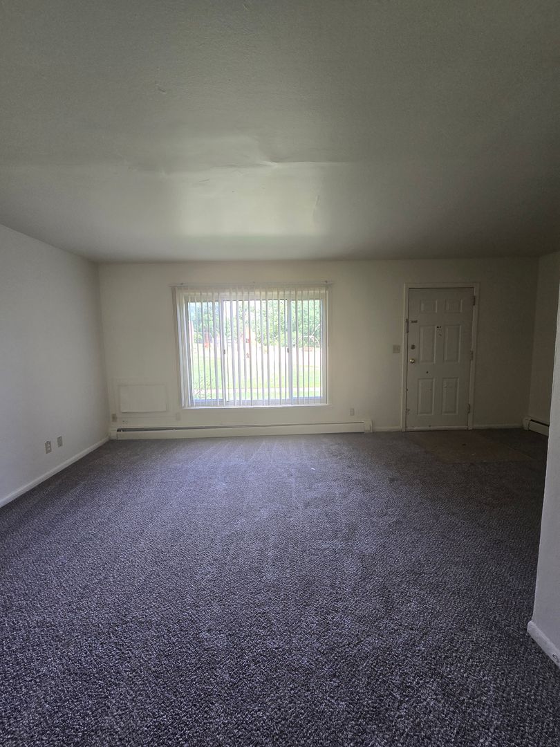 Rockford Apartment: 444 Gramercy Drive