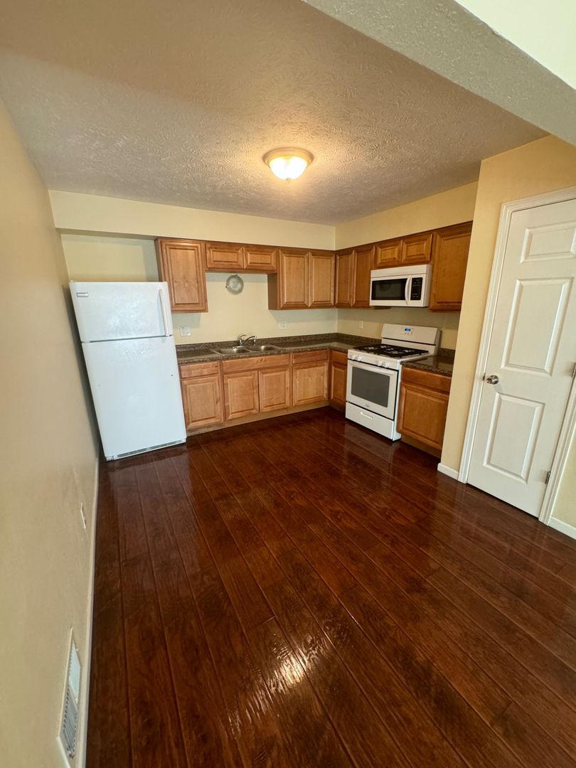 Rockford Apartment: 1707 School St