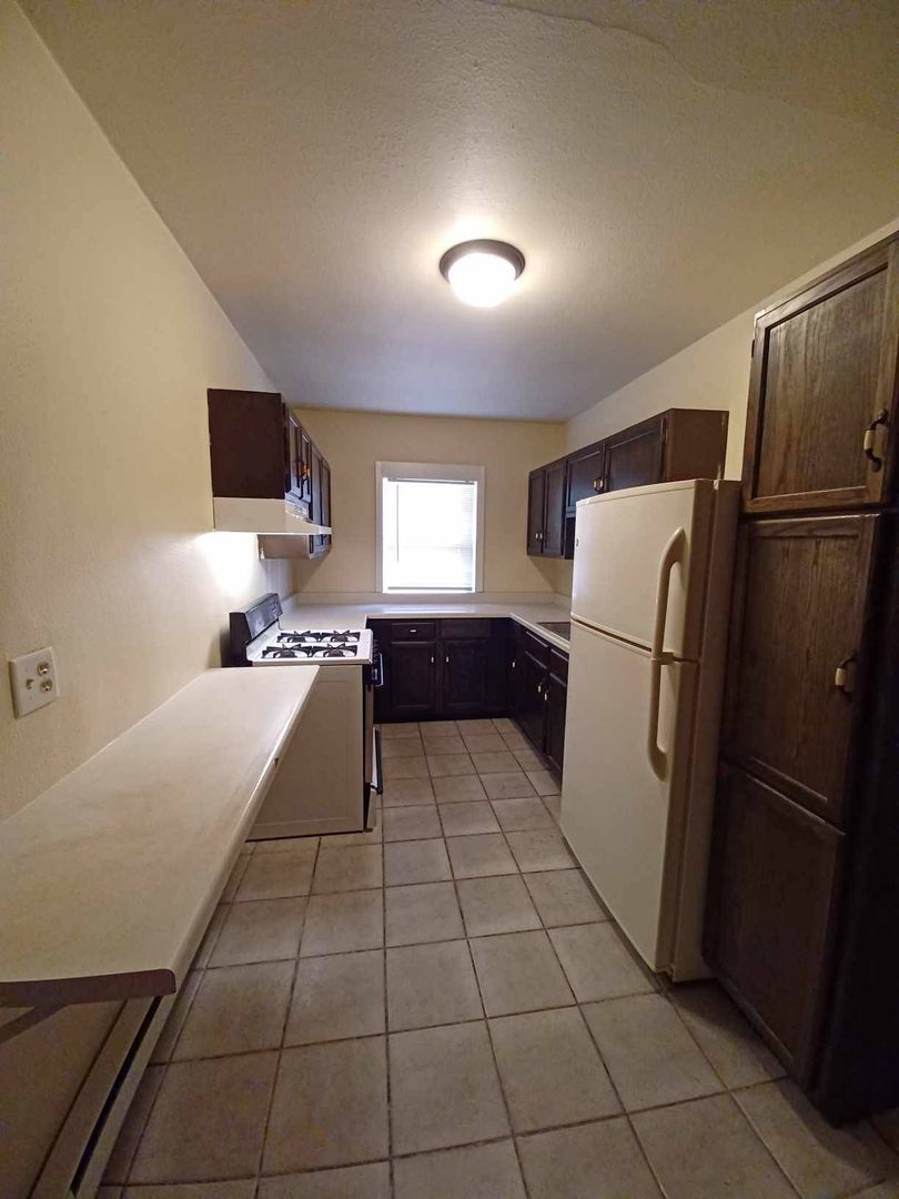 Rockford Apartment: 2302 Auburn St