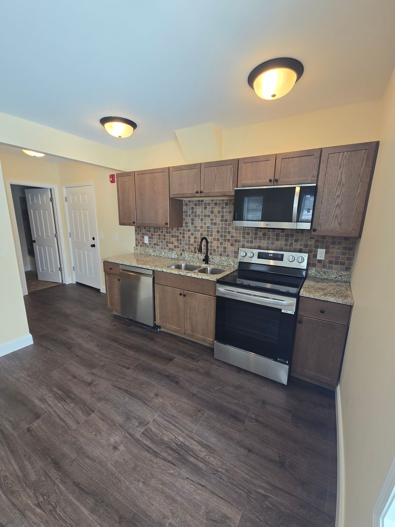 Rockford Apartment: 920 N Church St