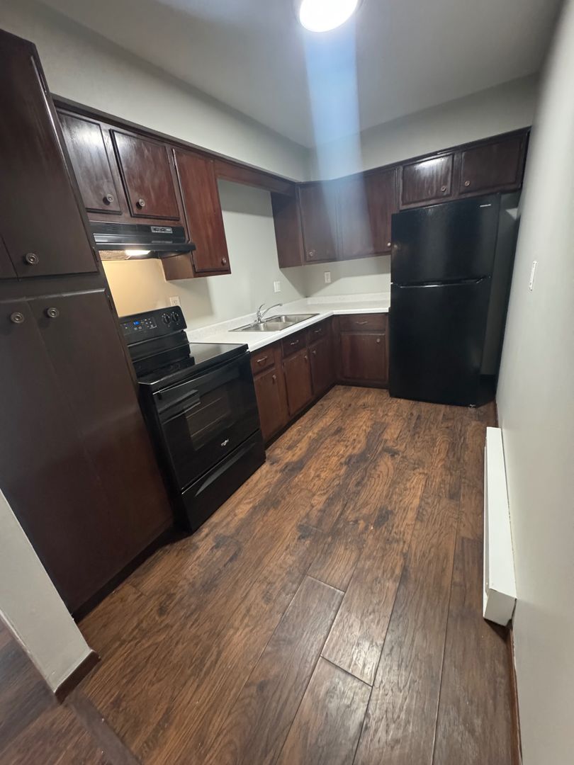 Rockford Apartment: 2425-2505-2513 Wesleyan Ave