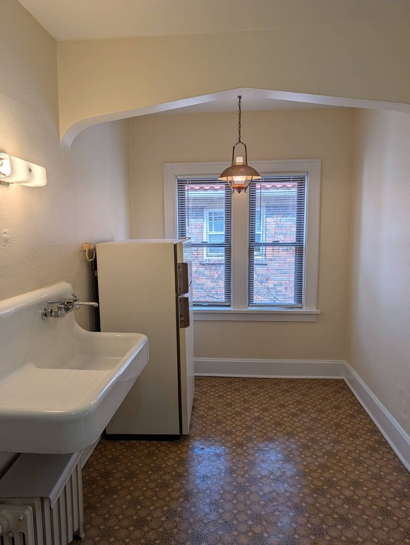 Rockford Apartment: 2306 Melrose St