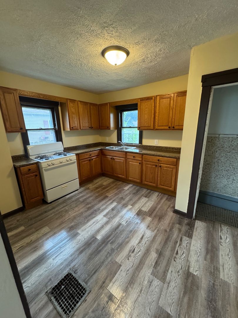 Rockford Apartment: 2011 18th Ave