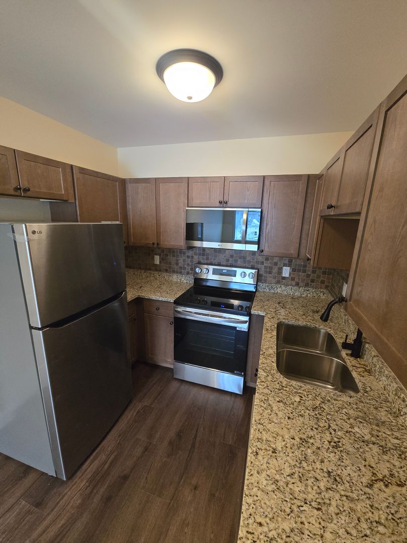 Rockford Apartment: 920 N Church St