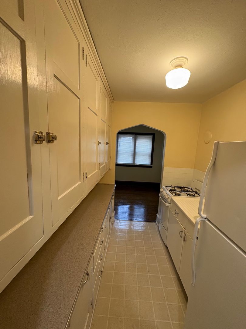 Rockford Apartment: 939 N Church St