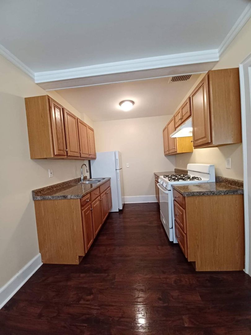 Rockford Apartment: 529 N Main St