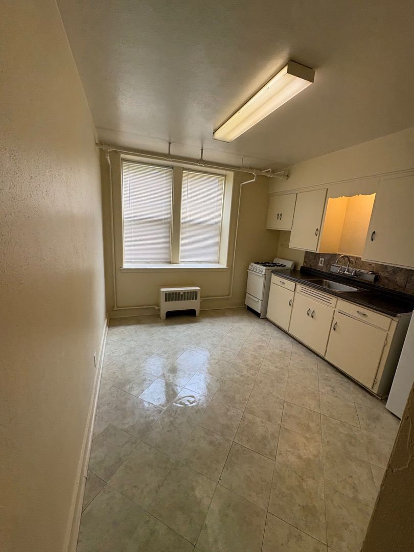 Rockford Apartment: 1904 N Main St