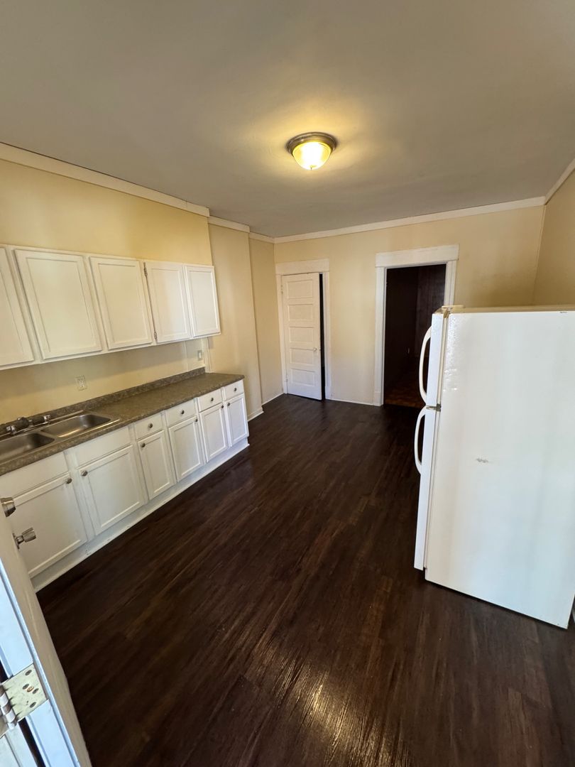 Rockford Apartment: 301-303 N Longwood St