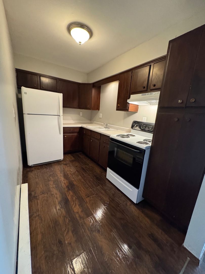 Rockford Apartment: 2425-2505-2513 Wesleyan Ave