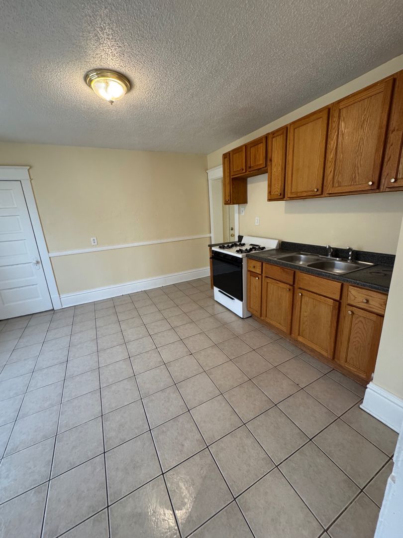 Rockford Apartment: 1704 S 4th St