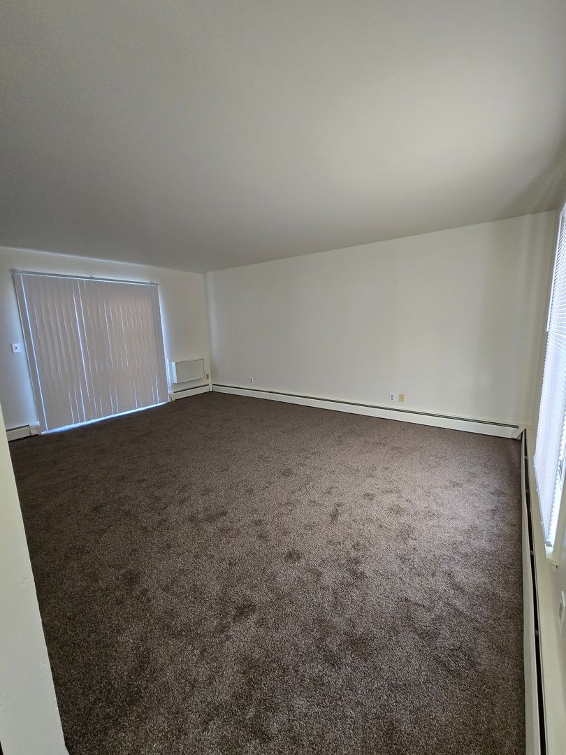 Rockford Apartment: 444 Gramercy Drive