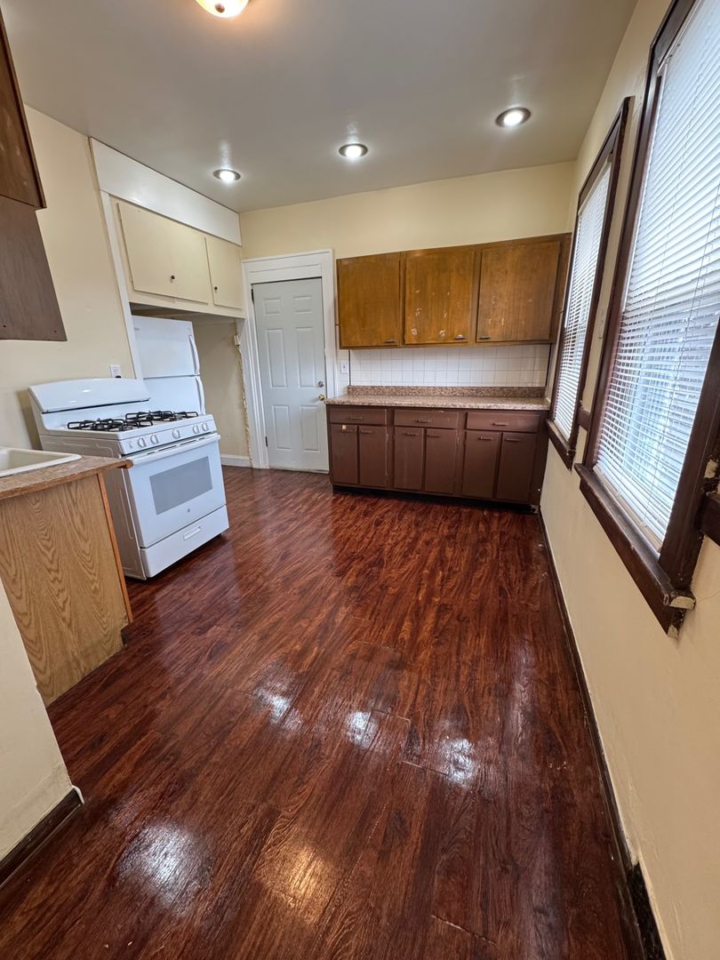 Rockford Apartment: 1259 N Main St