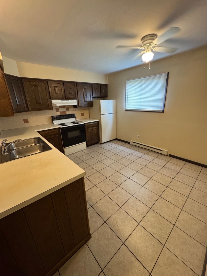 Rockford Apartment: 604 St Louis Ave