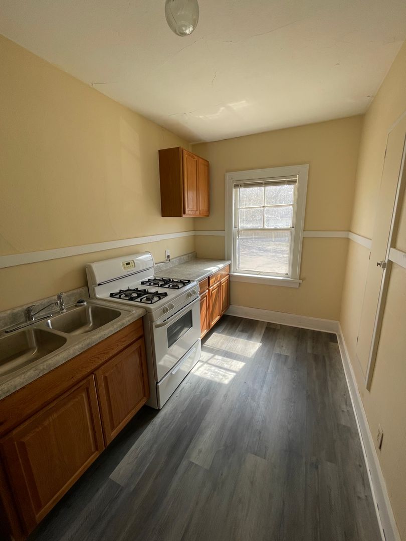 Rockford Apartment: 2008 Auburn St