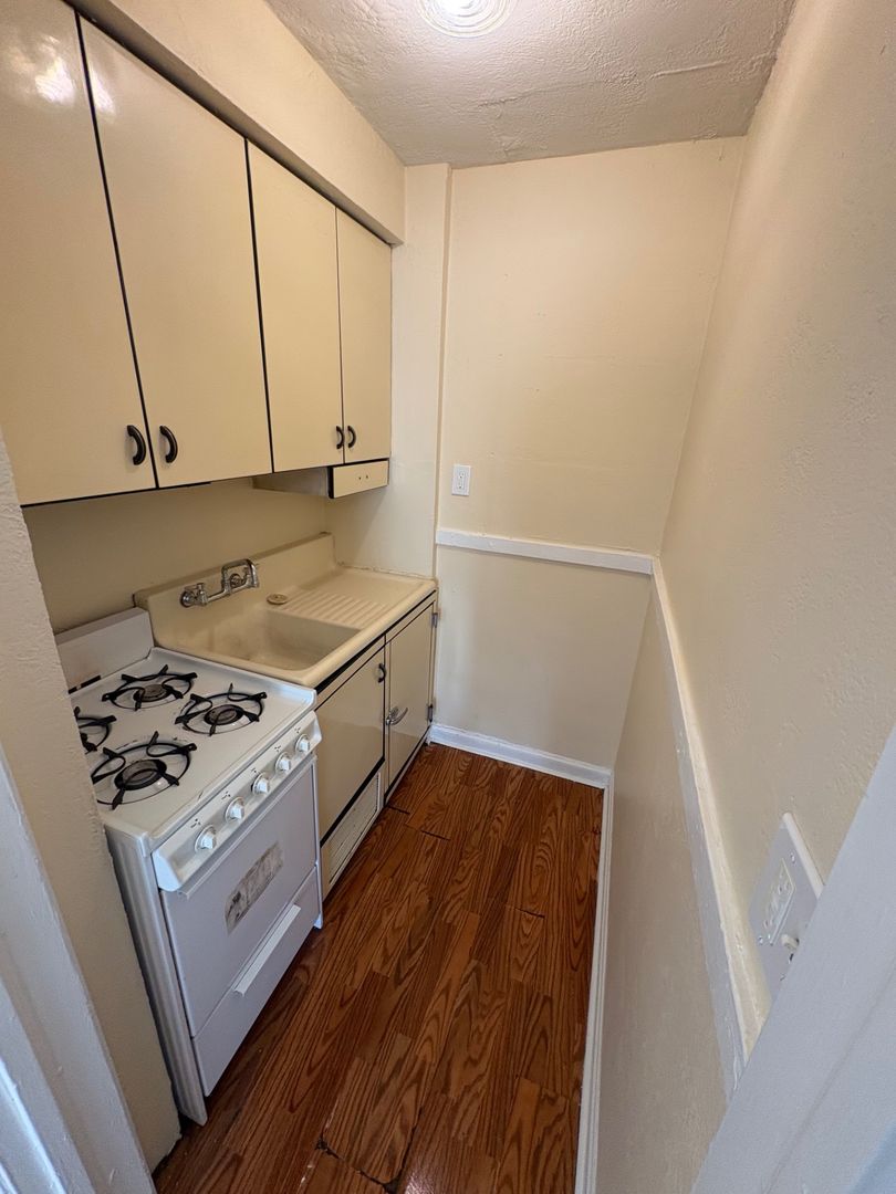 Rockford Apartment: 2130 Auburn St