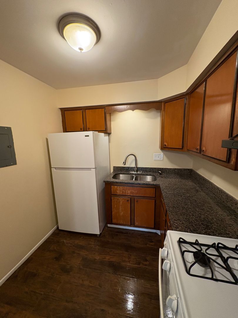 Rockford Apartment: 3627-3631 N Rockton Ave