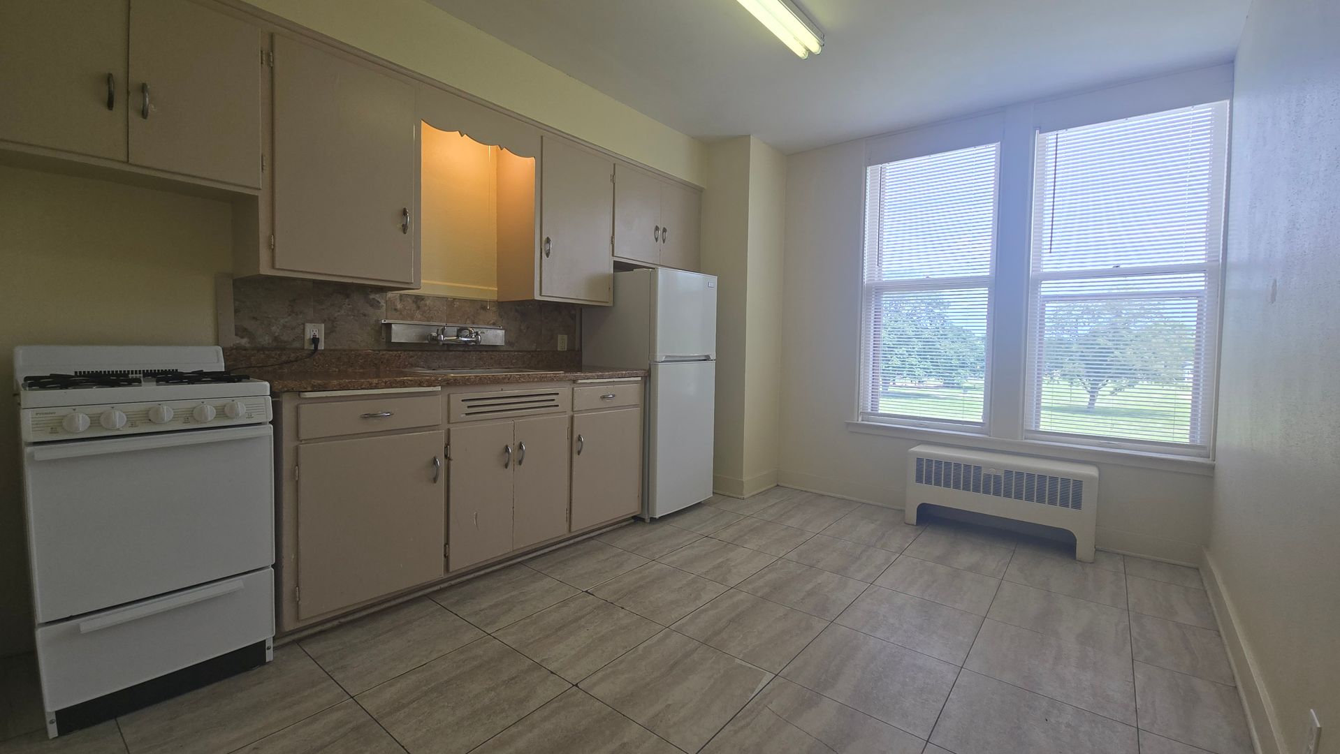 Rockford Apartment: 1904 N Main St