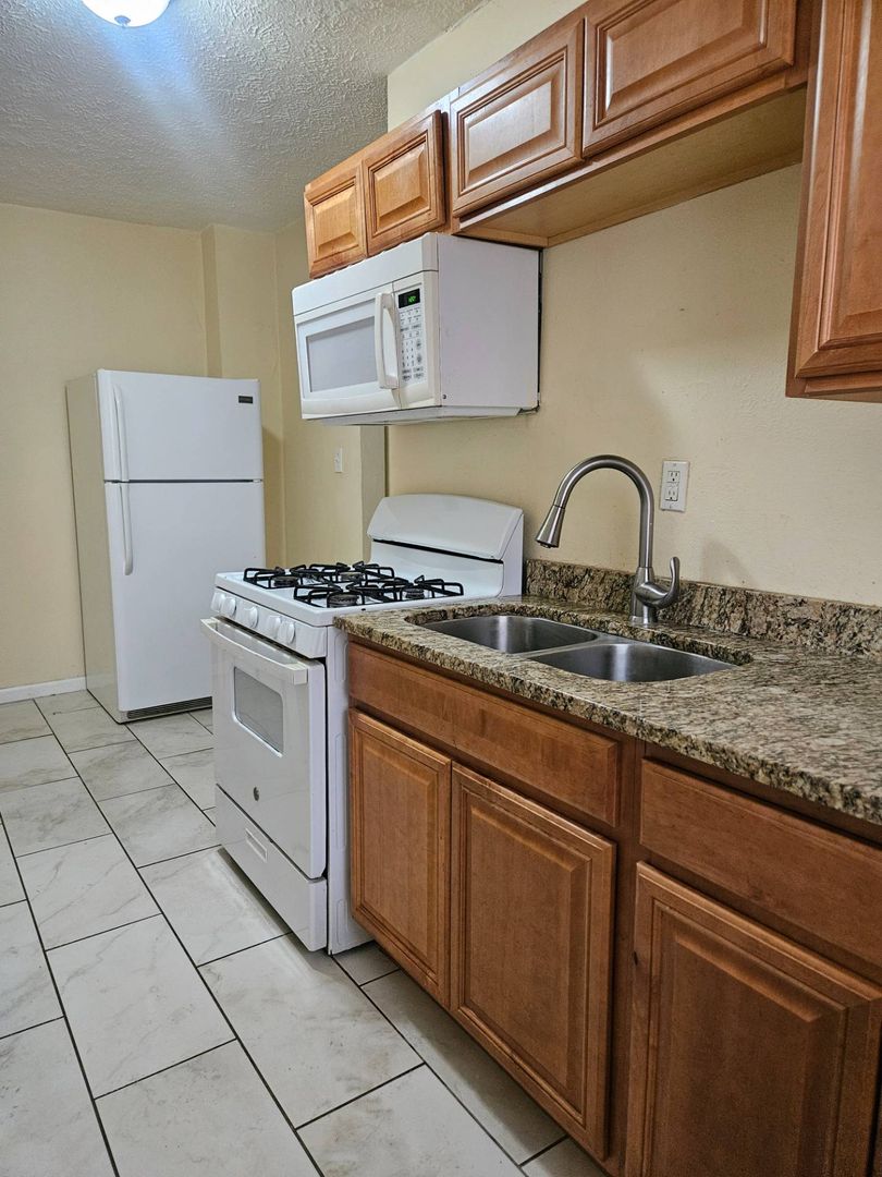 Rockford Apartment: 1906-1908 Douglas St