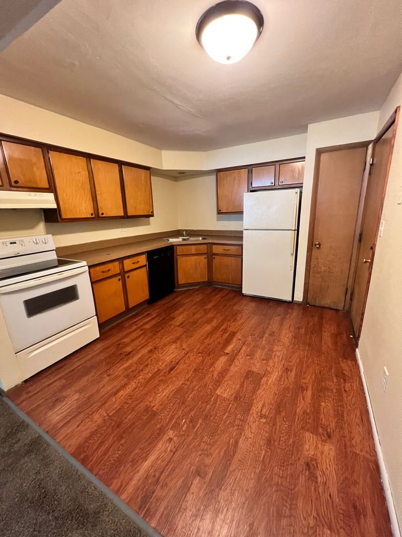 Rockford Apartment: 2305 School St